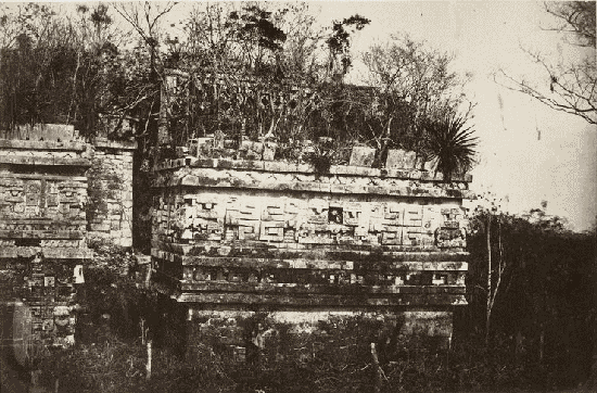 Palais Des Nonnes, à Chichen-Itza, alle gauche.