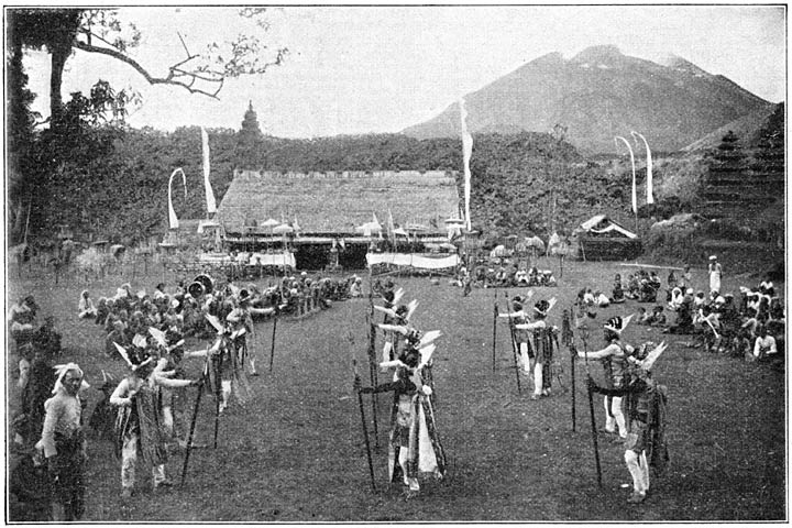 In den tempel van Batoer, aan den voet van den zwarten vulcaan, worden goden-verheerlijkende feesten gevierd, met gamelan-muziek en wapendans.