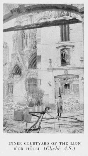 INNER COURTYARD OF THE LION D'OR HÔTEL. (Cliché A.S.)