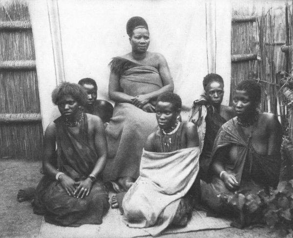 QUEEN TZANEEN WITH SOME ZULU PRINCESSES