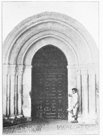 Lámina 52. BETOÑO Puerta de la iglesia. (Fot. L. E.)