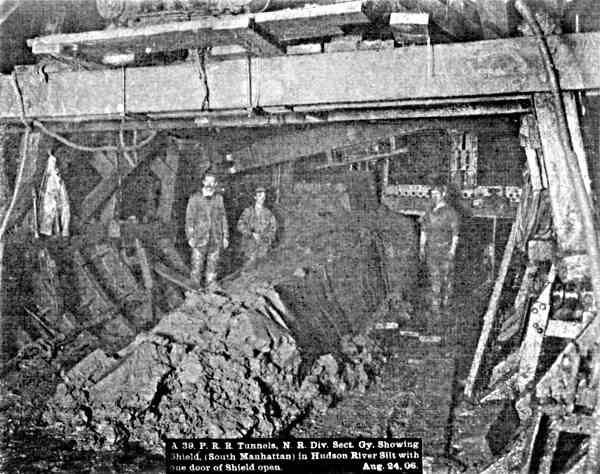 Apparatus for cleaning and rodding electric cable ducts              in tunnel.