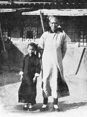 Der chinesische Telegraphenbeamte in Pang-kiang mit seinem Töchterchen.