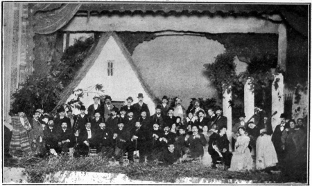 FÊTE EN L’HONNEUR DE BLASCO IBÁÑEZ A MADRID  Sur la scène figure la typique barraca de la Huerta valencienne. A droite, quelques-unes des danseuses valenciennes qui concoururent à la cérémonie. Au centre Blasco, ayant à sa droite Pérez Galdós. Dans le groupe, le peintre Sorolla, le musicien Chapí, le sculpteur Benlliure, les écrivains Mariano de Cavia, López Silva et autres.