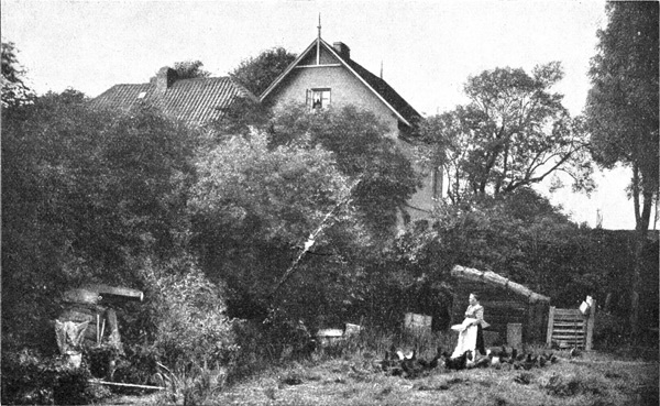 Gorch Focks Elternhaus auf Finkenwärder, im Vordergrund seine Mutter