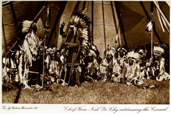 © _by Rodman Wanamaker, 1913_ _Chief Keen, Koon-Ta-Chy addressing the Council_