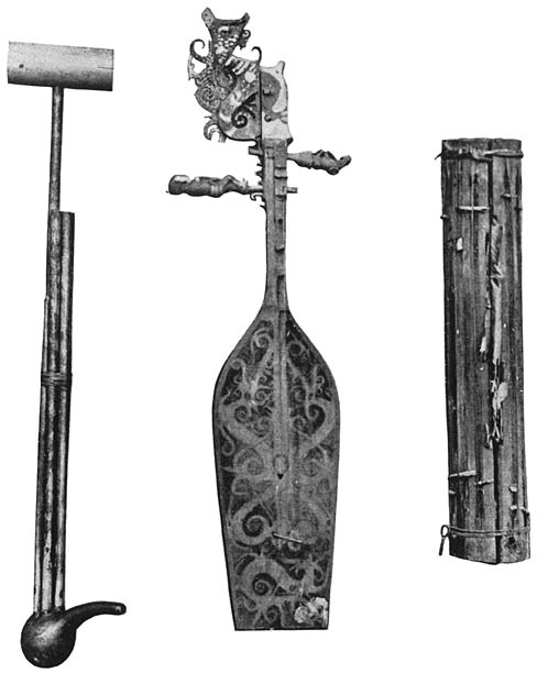 Afb. 25. Dajaksche muziekinstrumenten. Van links naar rechts: kledi, sampè, lòtòng.