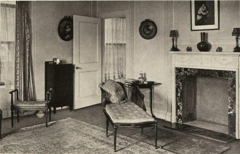 Room with French furniture and gray linoleum