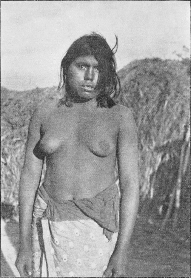Junge Frau mit nacktem Oberkörper