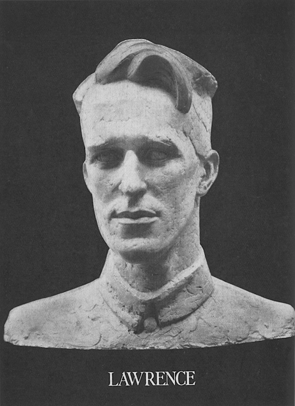 Photo portrait shot of Lawrence bust statue