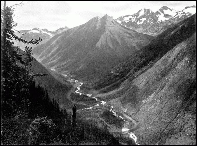 ILLECILLEWAET VALLEY AND LOOP, FROM MOUNT ABBOTT