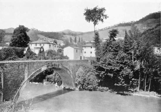 BAGNI DI LUCCA — PONTE SUL TORRENTE LA LIMA E VEDUTA DI VILLA. (Fot. Brogi).