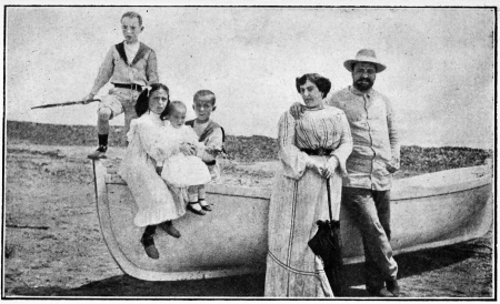 BLASCO AVEC SA FAMILLE SUR LA PLAGE DE MALVARROSA

Il avait coutume, chaque matin, de faire une partie de rowing dans le
canot qui figure sur cette photographie, publiée par Blanco y Negro,
l’hebdomadaire illustré de Madrid